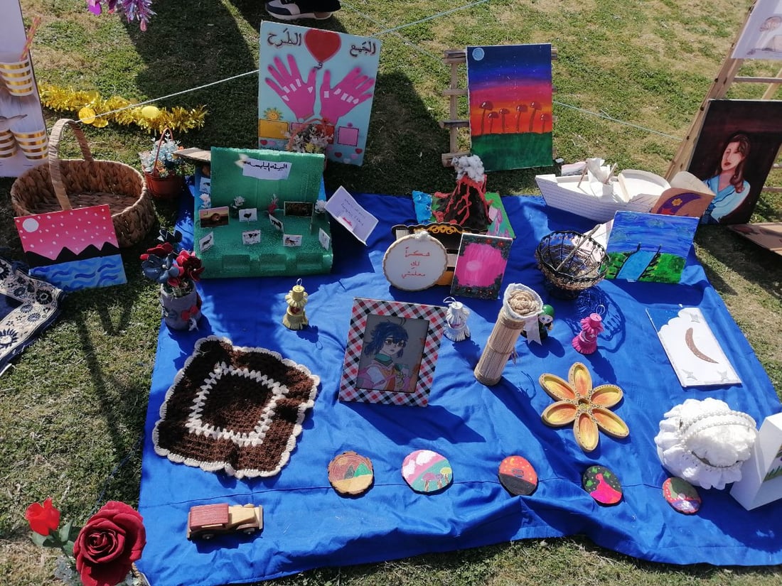 صور: صغيرات بابل يحتفلن تحت شمس الجنائن مع اللوحات والموسيقى