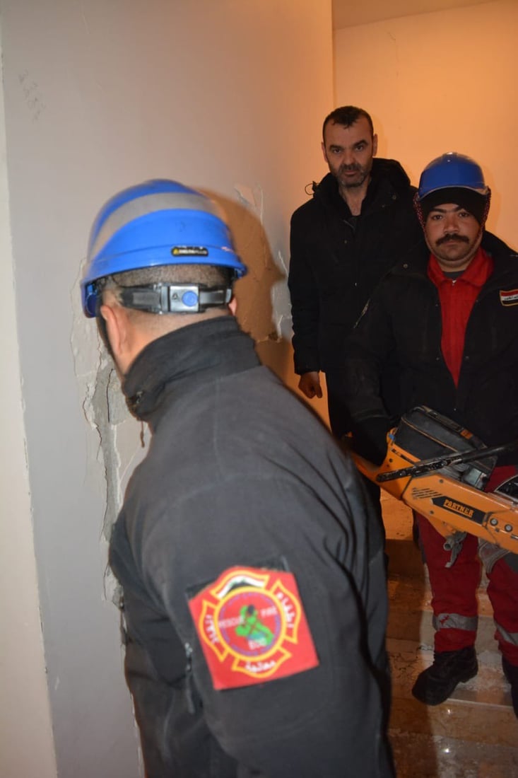 فريق الإنقاذ العراقي يخرج شخصين علقا في مصعد بولاية هاتاي التركية