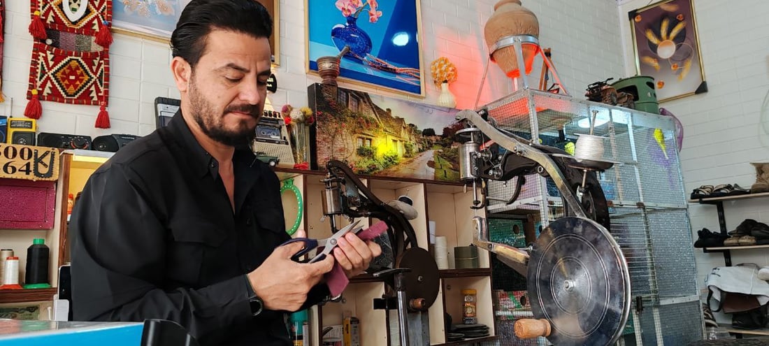 کۆنترین پینەدۆزى دوزخورماتوو بە قاچێکەوە کار دەکات