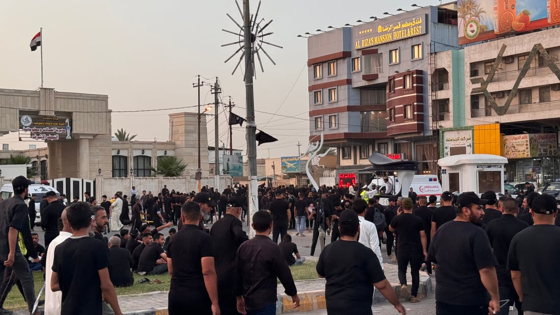 صور من شوارع النجف.. الزوار يواصلون التدفق مع بدء كلمة الصدر