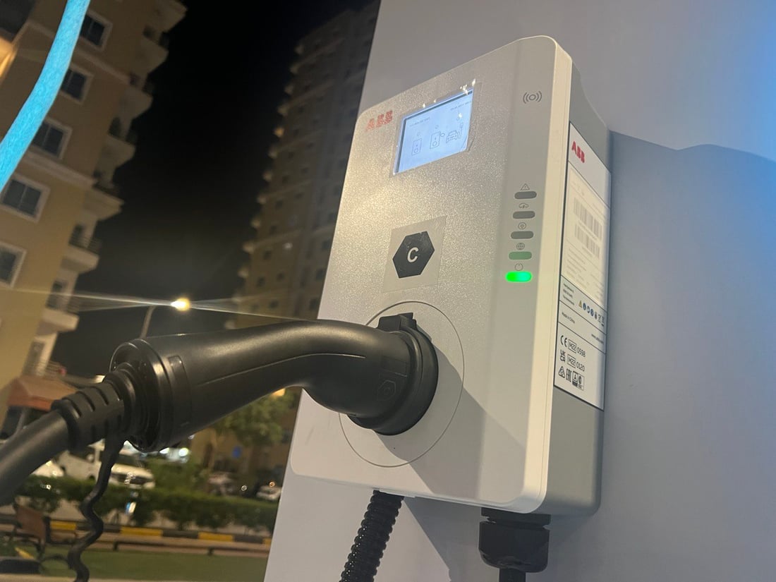 صور: مجمّع بوابة العراق السكني يضع أول منفذ لشحن السيارات الكهربائية