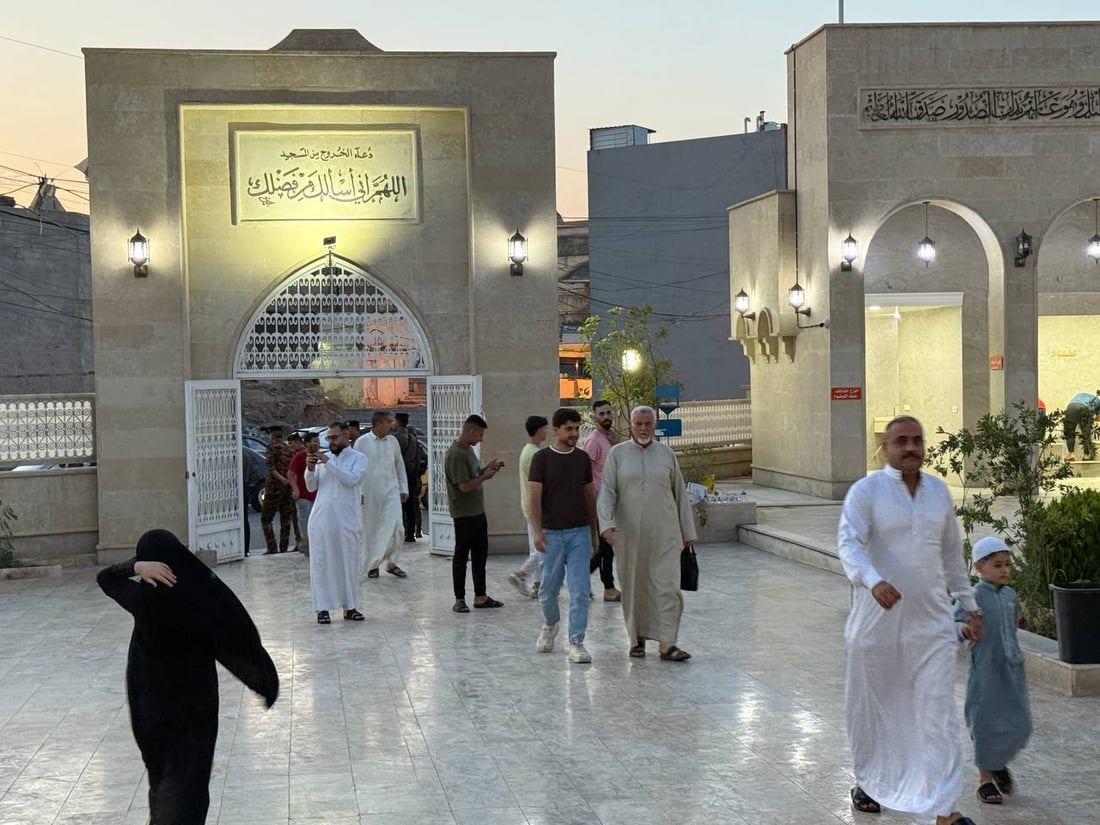 صور.. مئات المصلين يؤدون صلاة عيد الأضحى في جامع النبي جرجيس وسط الموصل