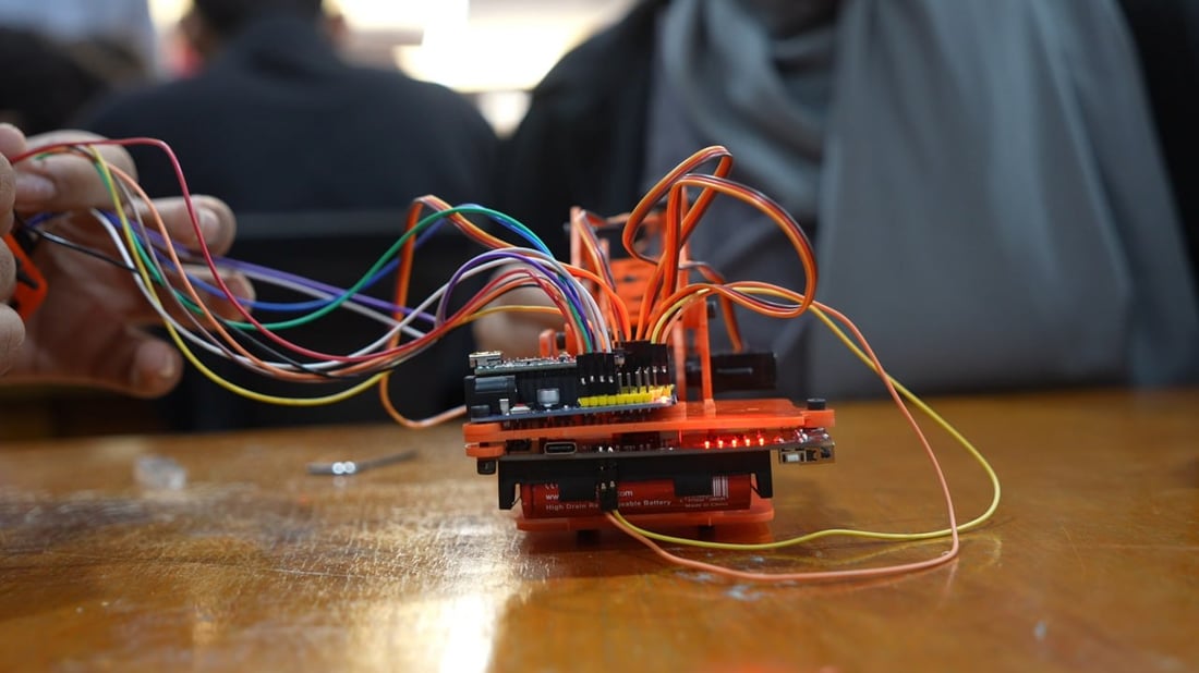 فيديو: 300 عراقي يصنعون الروبوتات في البصرة.. قريباً إلى أثينا