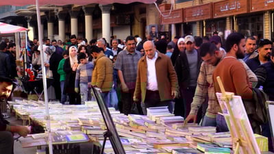 العرب متعطشون لعبد الرزاق عبد الواحد.. و”الكتب المنسية” تصدرت شارع المتنبي (فيديو)