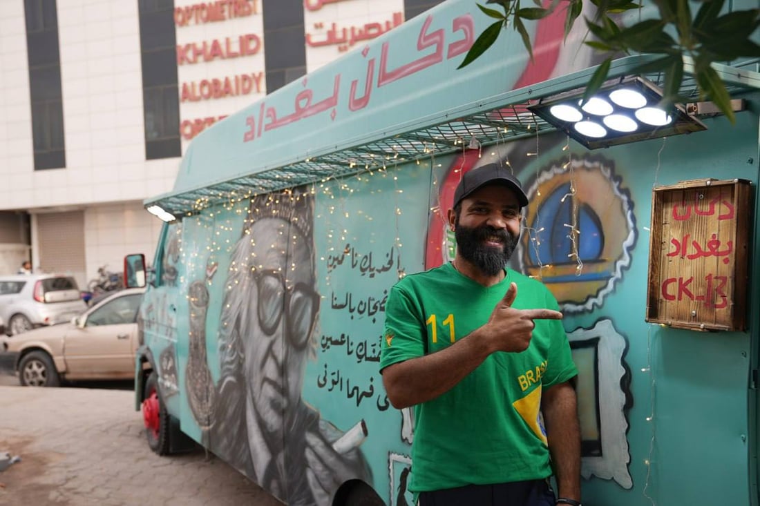 صور: بصراوي يعشق بغداد.. غيّر اسمه من أجلها وافتتح هذا الكشك المتنقل الرائع!