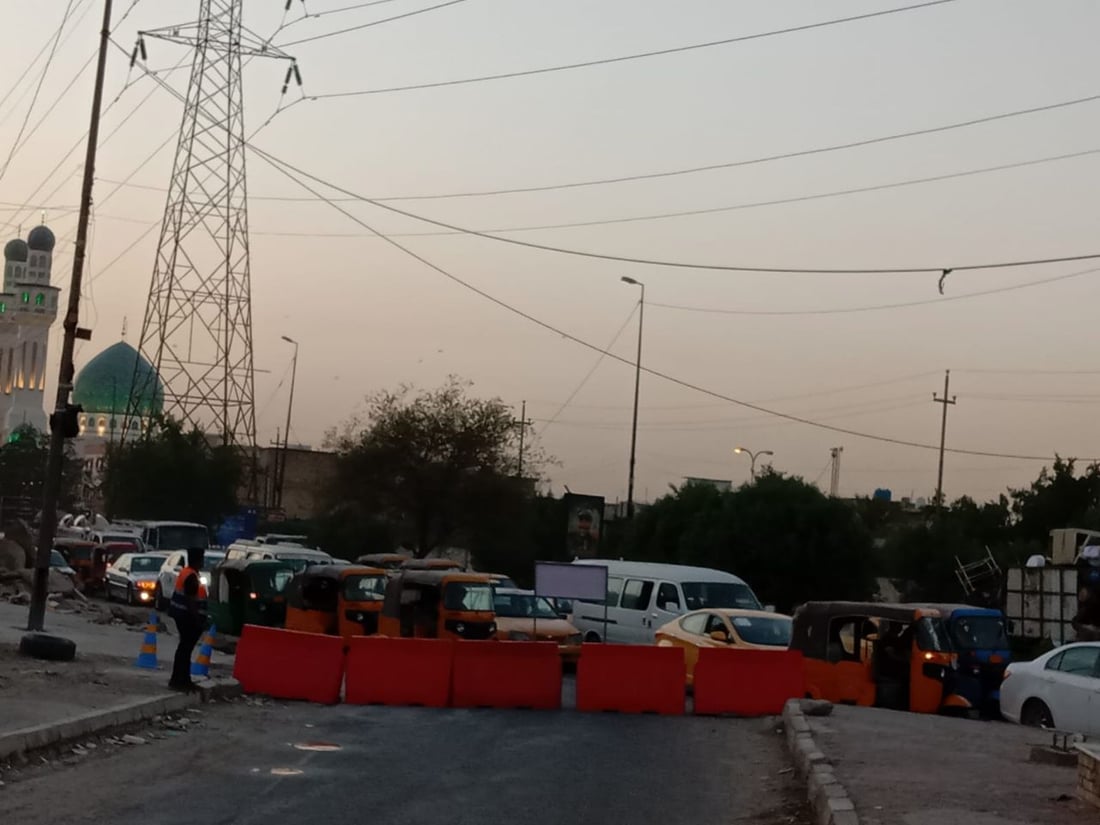 الجهد الحكومي يعود إلى مجسر الفضيلية بعد فض الاشتباك مع الماء والكهرباء (فيديو)