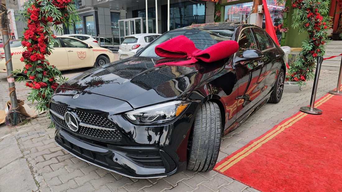 پیاوێک مارسیدسێک ده‌كاته‌ دیاری بۆ ده‌ستگیرانه‌كه‌ی