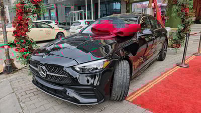 پیاوێک مارسیدسێک ده‌كاته‌ دیاری بۆ ده‌ستگیرانه‌كه‌ی