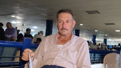 لە نوێژی بەیانییەوە هاتووە و هێشتا موچەی وەرنەگرتووە