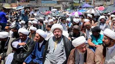 “هاي جنوده ابن السيد”.. صلاة مدينة الصدر تحت الشمس وهتافات ضد أميركا وإسرائيل