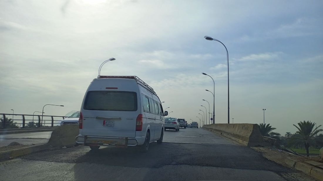 انتظرنا 60 يوماً من أجل هذا؟!.. صدمة للمارة على جسر السفارات في بغداد (صور)