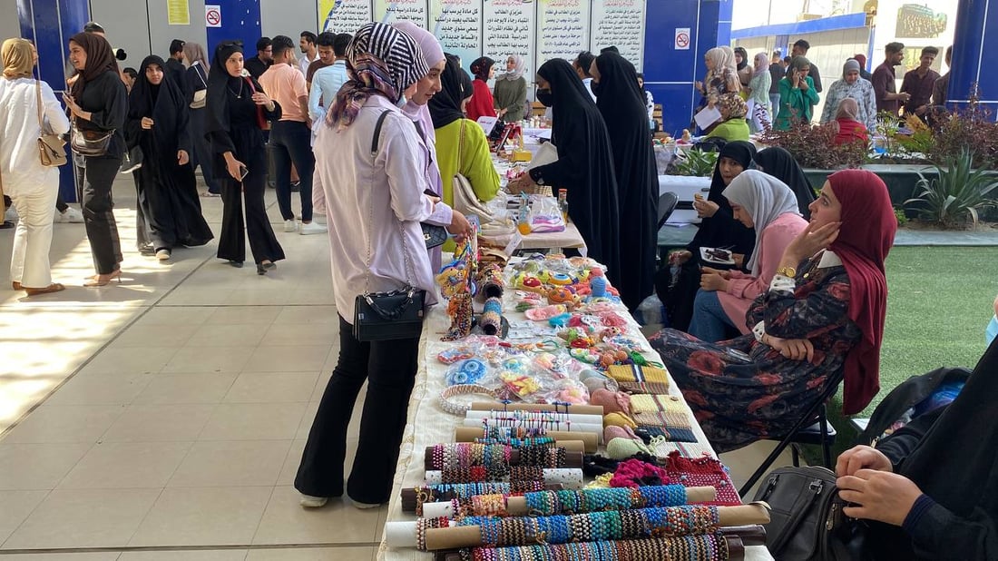 صور من الناصرية: 70 طاولة تعرض منتجات 60 مشاركاً في كلية مزايا