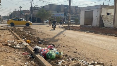 صور: النفايات تغرق “طريق الجنّة” وحكومة النجف تعّد بالتبليط قبل الأربعين