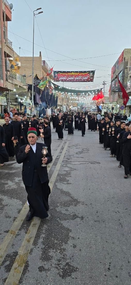 شعيرة “كندي كلو” حفظها السادة الخلخالي.. مسير بطيء بوقار مع الشموع بين أزقة الكوفة