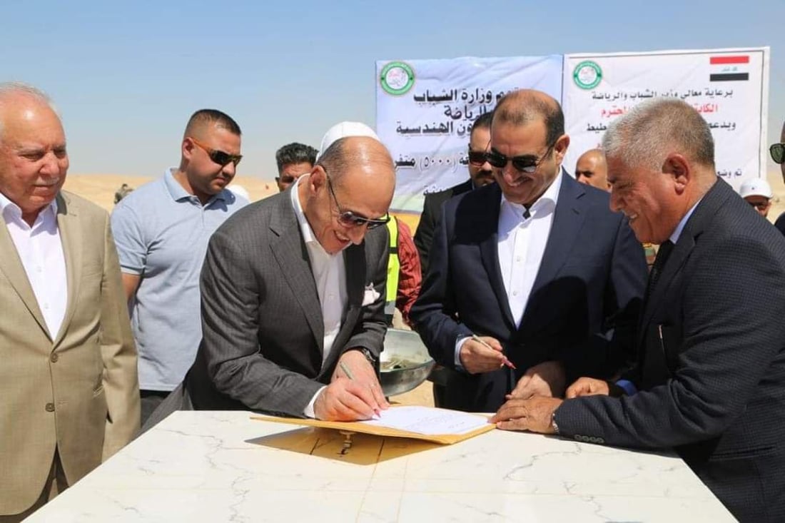 صور: الوزيران درجال وبتال.. بالغترة والعقال لتأسيس ملعب حديثة