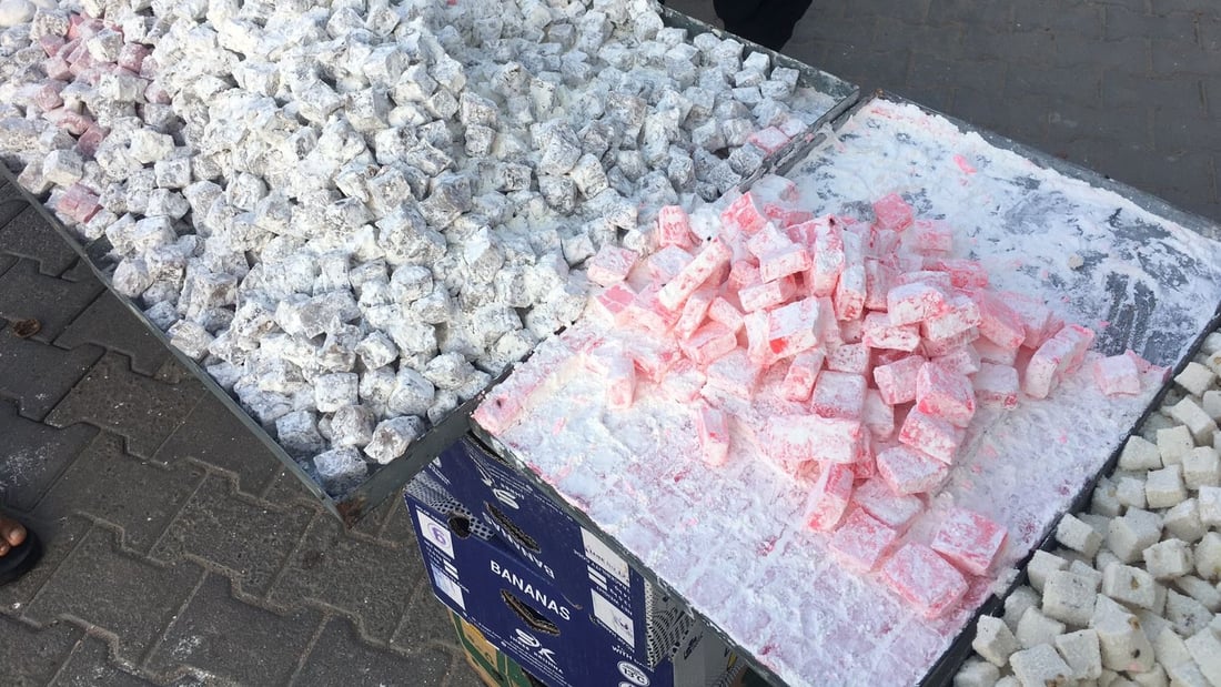 بائع متجول من السليمانية يصل الى أبو الخصيب.. ويقطع 1000 كم لبيع الكرزات (صور)