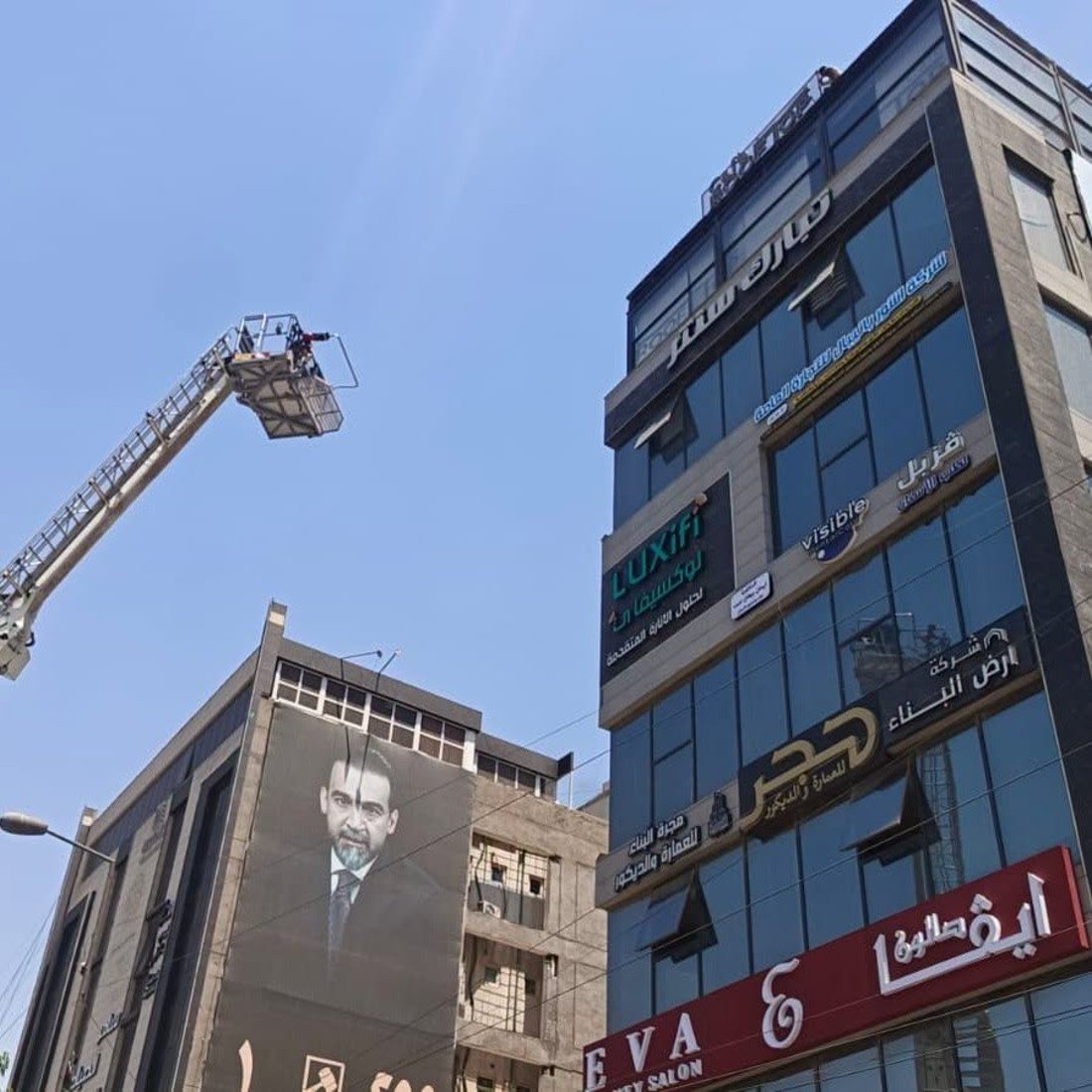 صور: إنقاذ 25 شخصاً بعد اندلاع حريق في عمارة سكنية وسط بغداد