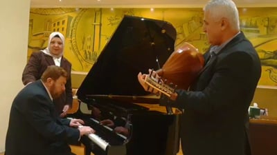 محەمەد عەباس بارام پیانۆ دەژەنێ و کەمەرەشل دەچڕێ