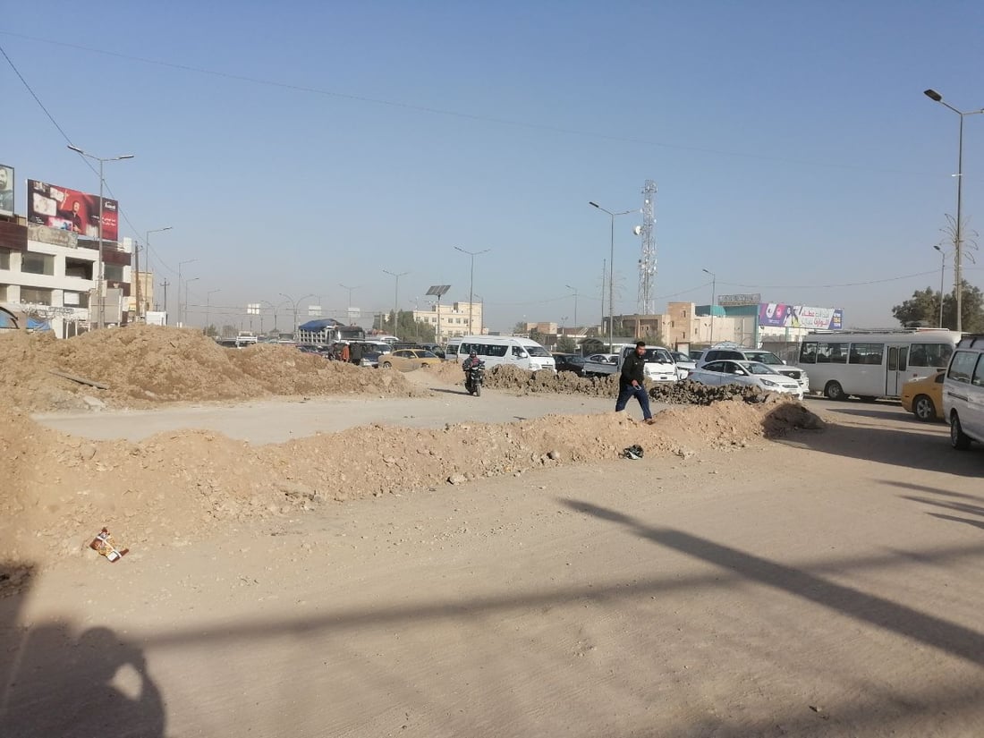 صور: ربط “نهر اليهودية” بالحلة يتسبب بأزمة مرورية خانقة في مركز المدينة