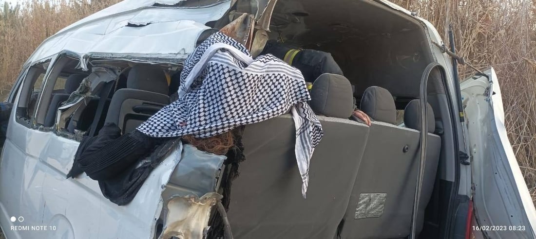 صور: الدفاع المدني ينتشل 3 جثث بعد انقلاب “باص” في بابل