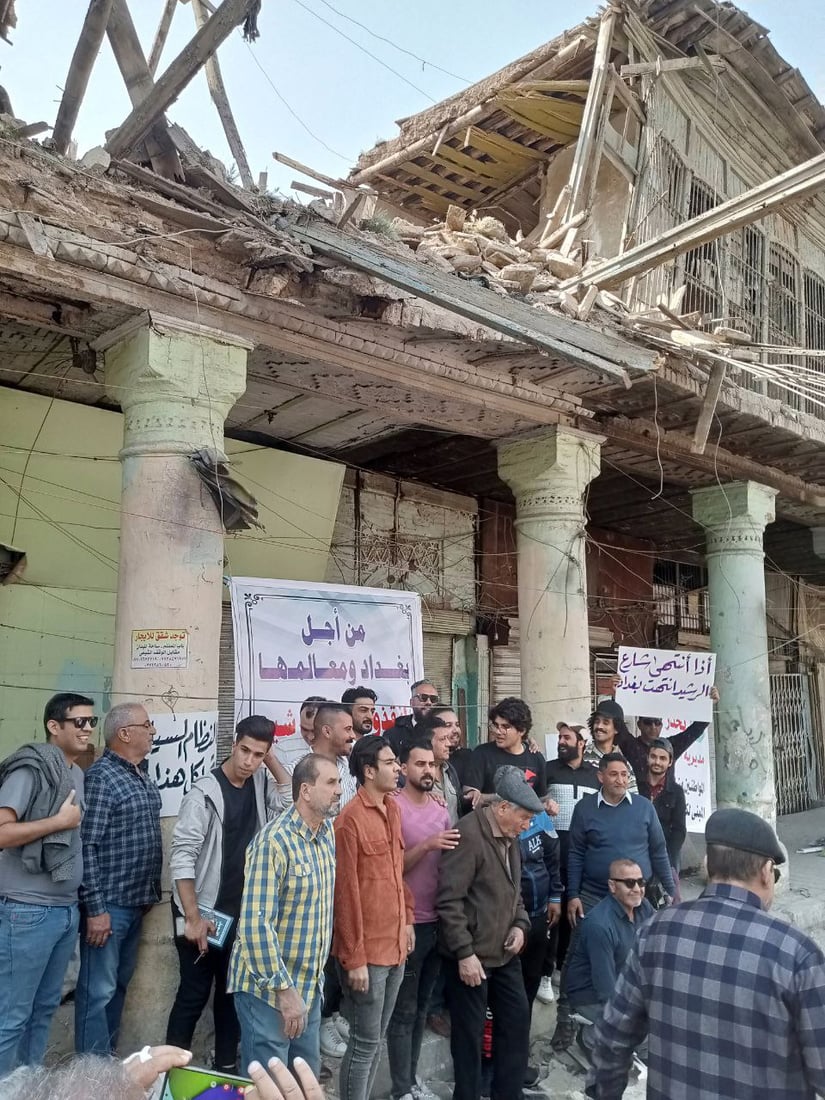 بغداد: تظاهرة فوق ركام مسرح “الهلال” التراثي.. “شارع الرشيد سيختفي”