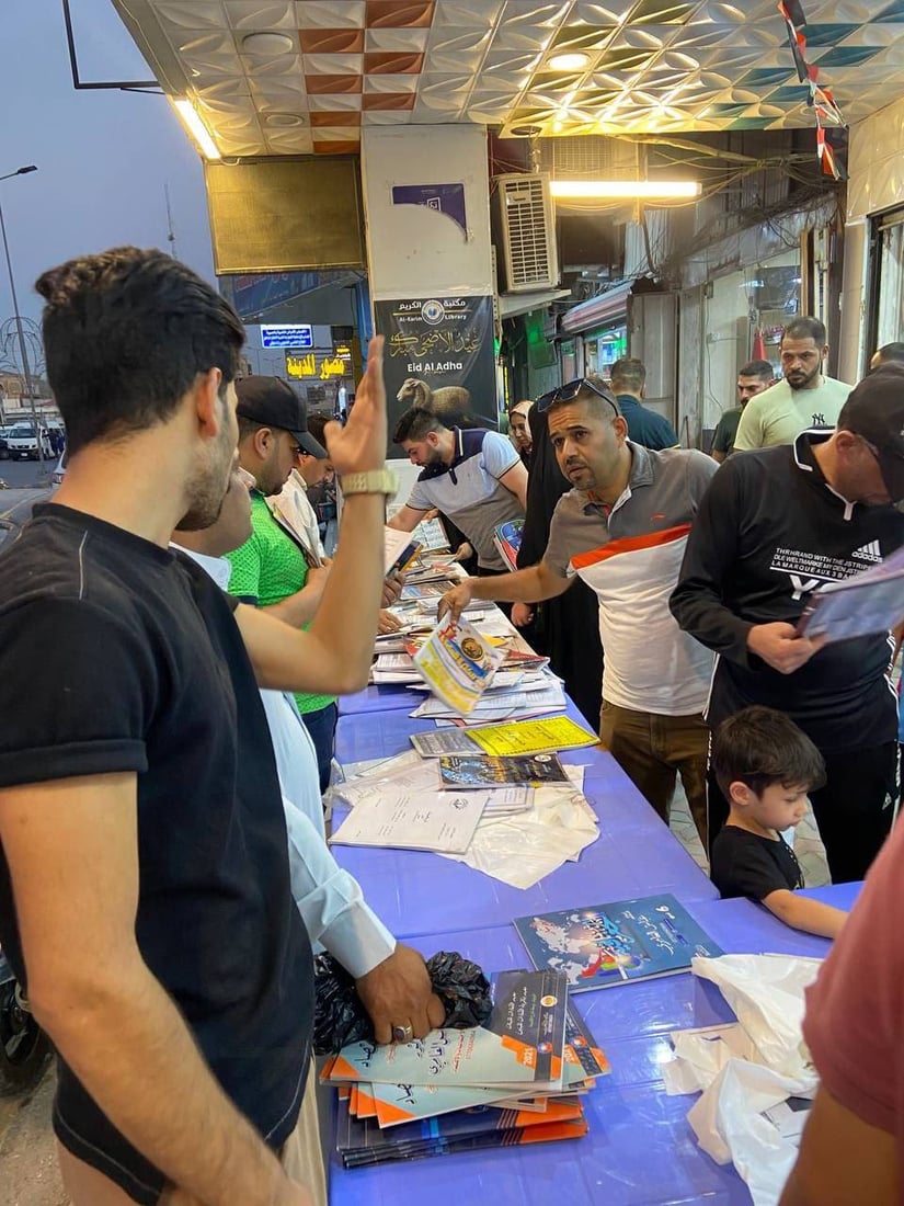 الكمية نفدت خلال ساعتين.. الملازم مجاناًَ لطلبة السادس في الكوت (صور)