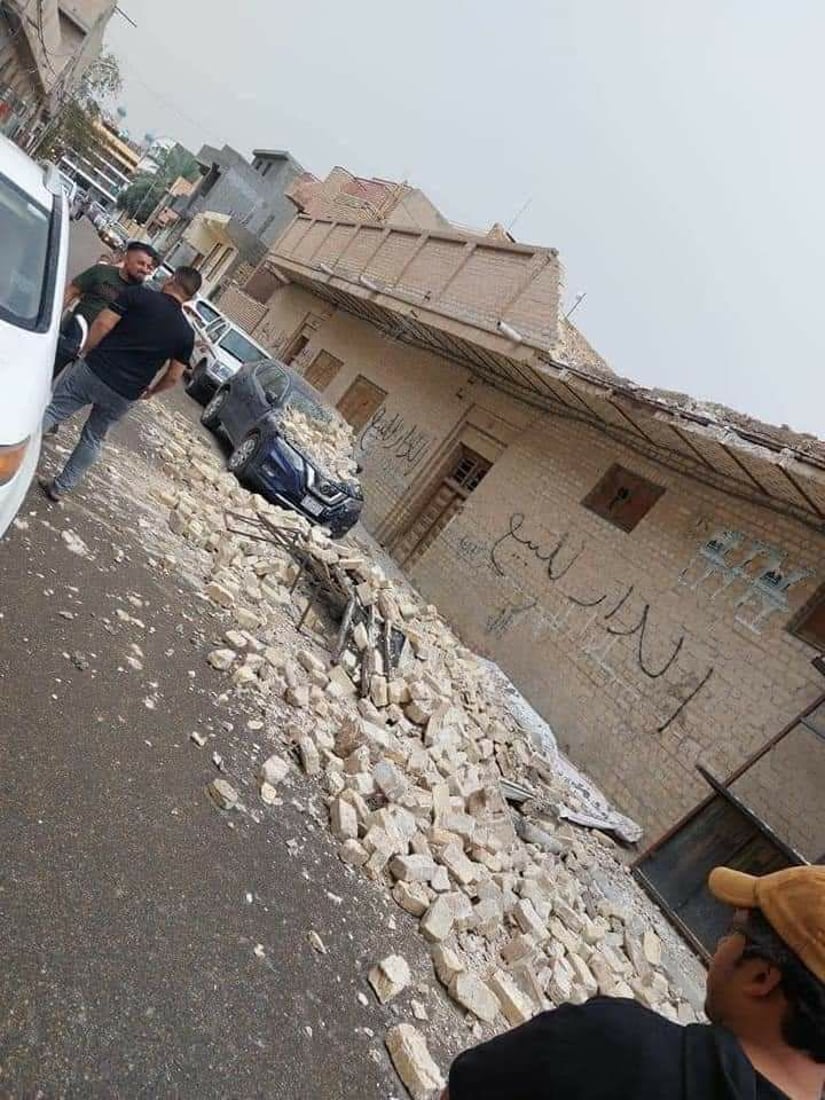 مالك الدار توقع الأمر وكتبه.. العاصفة تُسقط جدار منزل على سيارة في السماوة (صور)