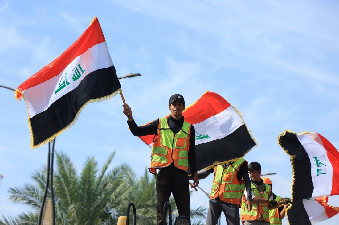 صهاريج تطلق الماء وأعلام وعمال فوقها.. بلدية الكرادة ترسم بهجة يوم السيادة