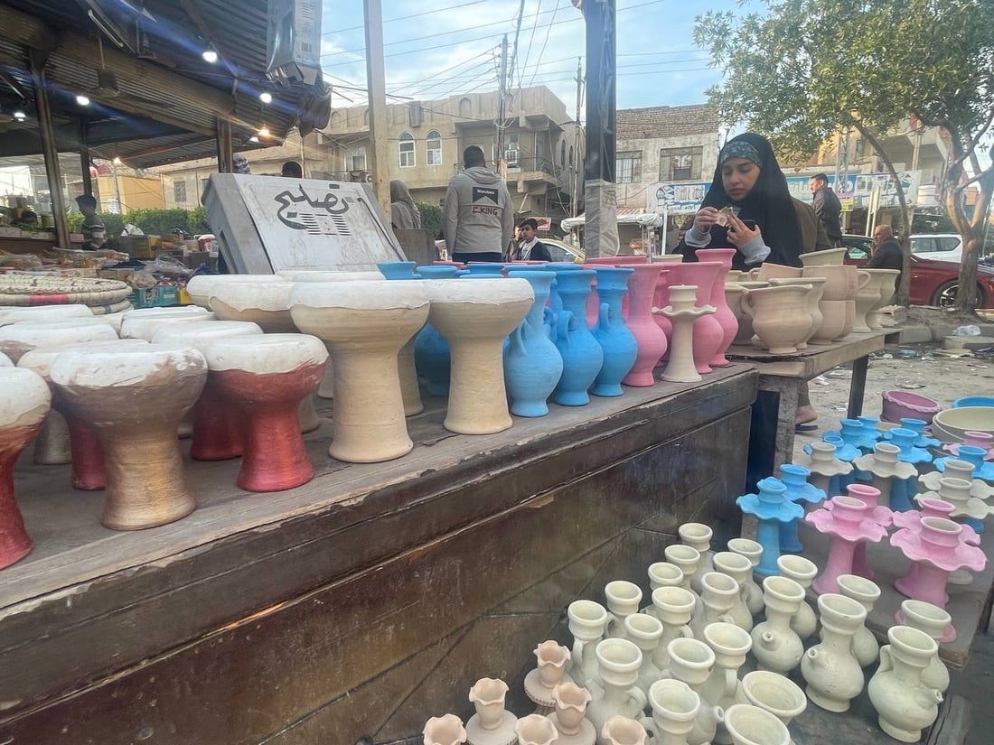 صور: نساء ديالى في سوق بعقوبة القديم وفاءً لنذر “زكريا” وطلباً للذرية