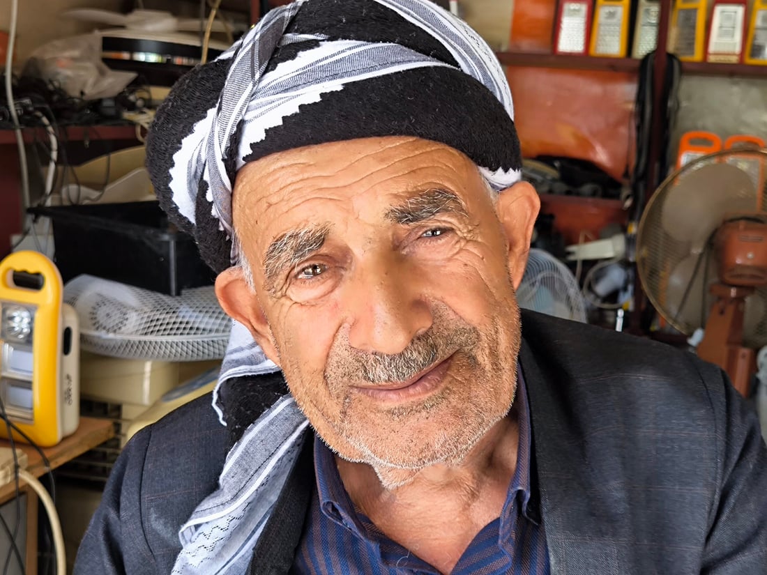 خوێندەواریی نییە و فێری چاککردنەوەی ئامێرە کارەباییەکان بووە 