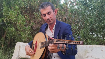 زمانی دەیگرێ و گۆرانییەکان بەبێ وەستان دەڵێتەوە