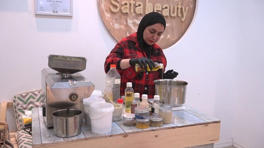 صور مع “صفا بيوتي” في الحلة.. قانونية تصنع زيوت التجميل وتستورد من بريطانيا