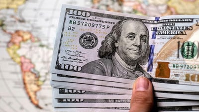 فواتير مضخمة وتهريب الدولار مستمر رغم ضوابط أميركا.. خبير يدعو لإجراءات استثنائية