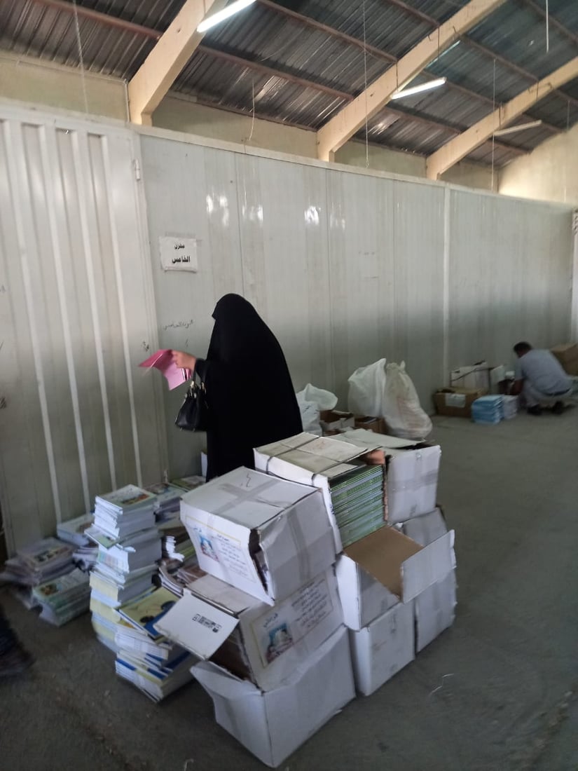 صور: كربلاء توزع الكتب الدراسية “مكمّلة ومكيفة” مع وعد بتلافي النقص