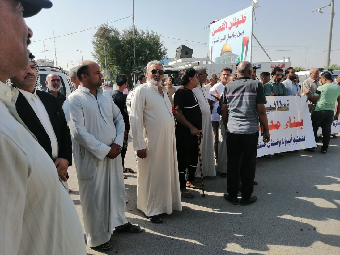 صور: الأمهات تظاهرن في “محيزم”.. لا مدارس سوى واحدة من “السندويتش بنل”!