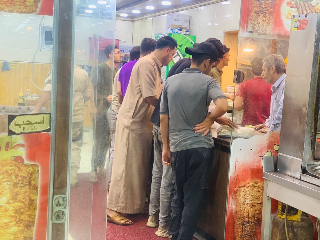 يقصده حتى أهل ربيعة.. مطعم “سليمان” الأشهر في زمار يبيع 200 دجاجة يومياً (صور)