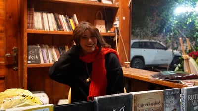 عشاق أو غير عشاق.. “سكارف ميكاسا” وشاح أحمر لدفء قلوب شباب البصرة