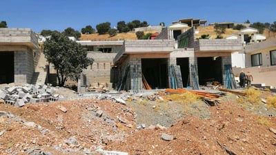 سێ کەس لەسەر دروستکردنی خانووی زیادەڕۆ دەستگیر کران