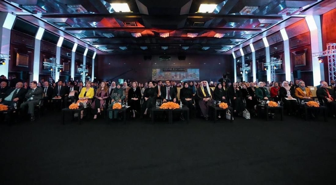 الحلبوسي يتوسط نوار عاصم وطيف سامي في مؤتمر لمناهضة العنف على أساس النوع