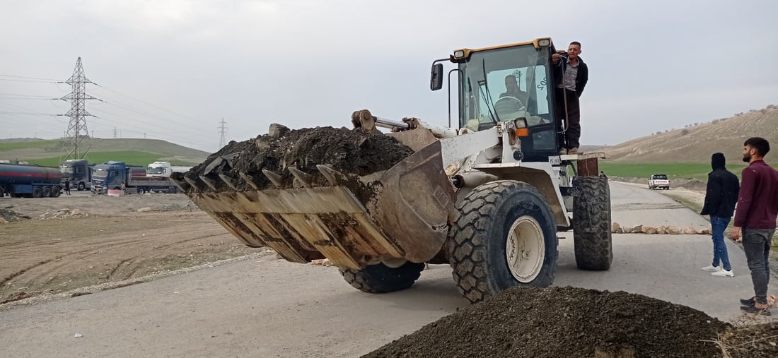 صور: متظاهرون غاضبون يغلقون طريق سليمانية – رابرين احتجاجاً على تردي الكهرباء