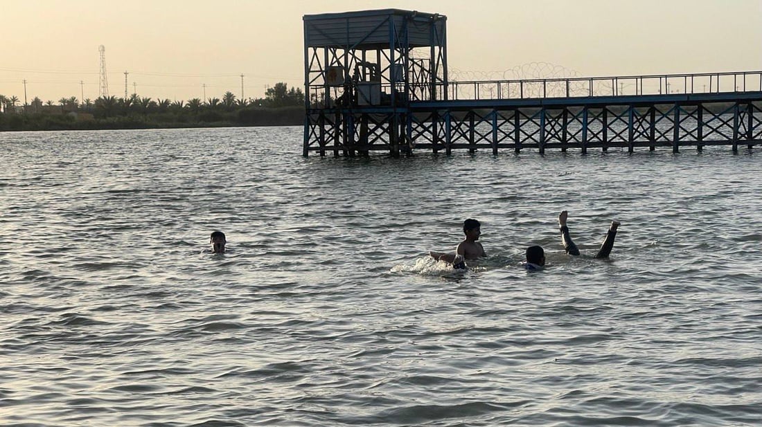صور من البصرة: لا مفر من الشرجي إلا الفرات.. لكن السباحة لا تخلو من حوادث الغرق