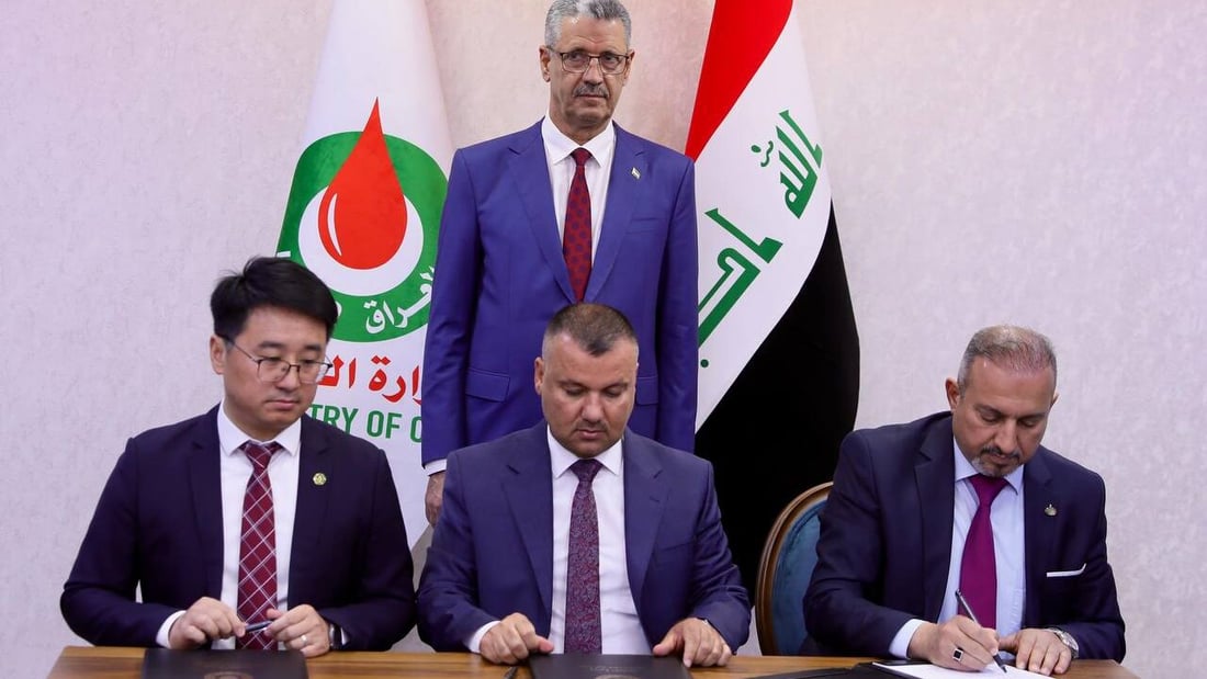 يرفع الإنتاج 100 ألف برميل يومياً.. النفط توقع عقد تطوير حقل شرق بغداد