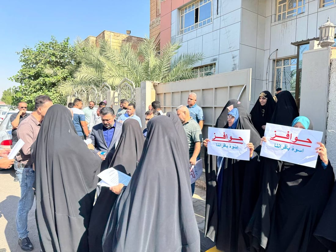 صور: موظفو خزينة النجف يعتصمون للمطالبة بالحوافز وقطع الأراضي