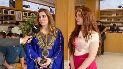 فيديو: آيفون 17 وصل أربيل.. الجميلة ناتاليا وأمها أول المشترين