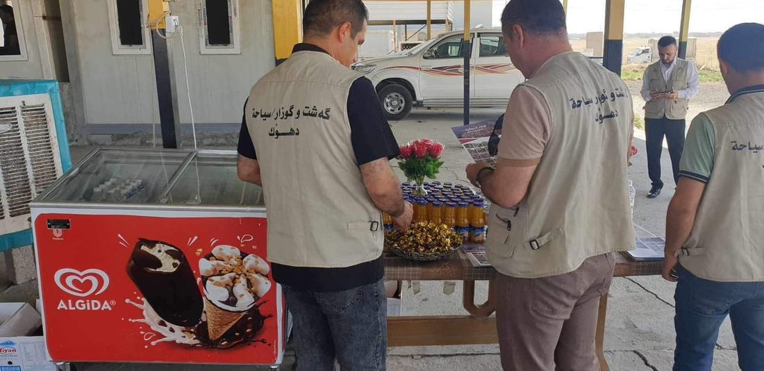 دهوك تستقبل سائحي العيد بالورد والحلوى.. وإجراءات الدخول أسهل (صور)