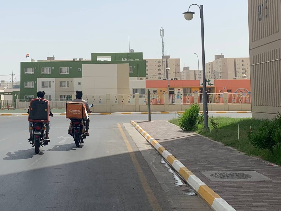 الدليفري لا ينام في بسماية.. 500 “طلبية” في اليوم والحراس حفظوا كل الوجوه (صور)