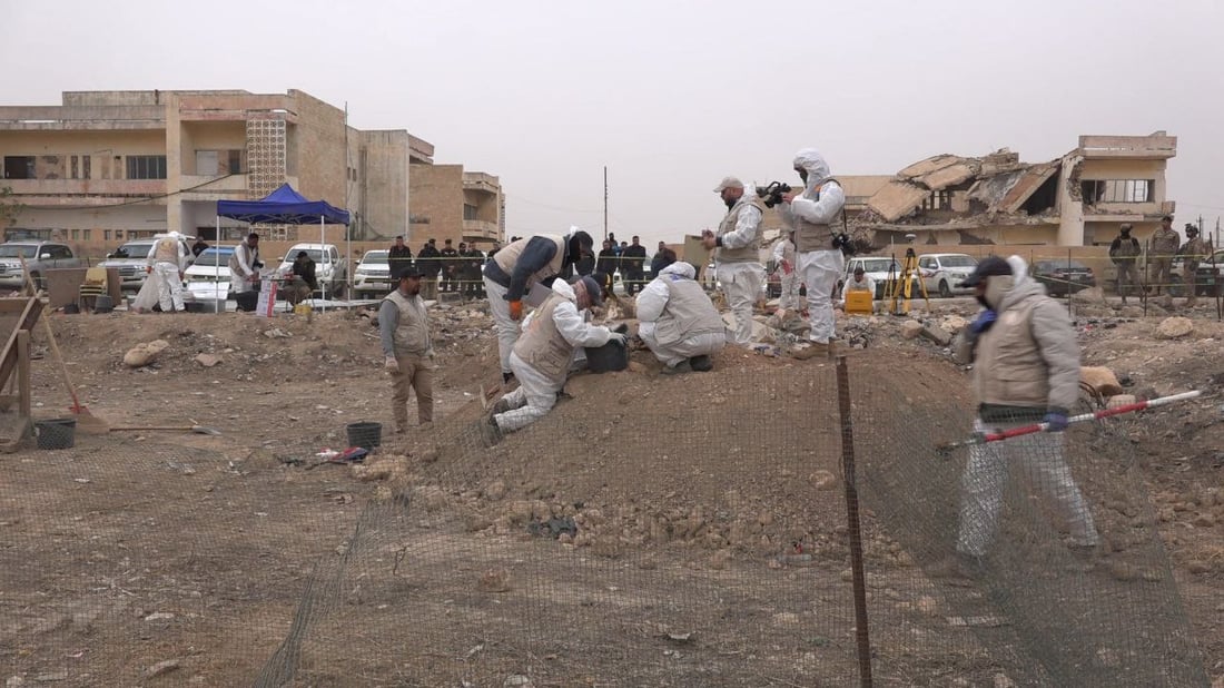صور: فريق حكومي يبدأ أعمال رفع الرفات من مقبرة جماعية في سنجار