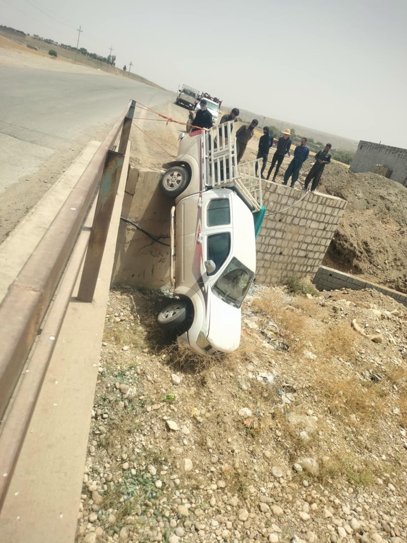 صور: بيك آب معلقة بالهواء.. السائق فقد السيطرة وسقط من جسر في طق طق