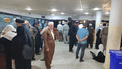 ازدحام في مصارف كردستان مع بدء صرف الوجبة الأولى من رواتب شهر أيار