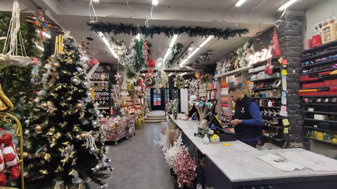 Holiday spirit enlivens Babylon’s market with decorations and gifts